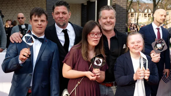 Der Fernsehkoch Tim M&auml;lzer und Mentor Andre Dietz (hinten l-r) kommen mit einem Teil des Ensembles zur 59. Grimme-Preisverleihung. Sie erhalten den Preis in der Kategorie &laquo;Publikumspreis der Marler Gruppe&raquo; f&uuml;r &laquo;Zum Schwarzw&auml;lder Hirsch - eine au&szlig;ergew&ouml;hnliche K&uuml;chencrew und Tim M&auml;lzer&raquo;. - &copy; Henning Kaiser/dpa