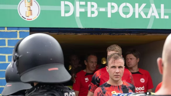 Frankfurts Mario G&ouml;tze kommt nach einer Spielunterbrechung zur&uuml;ck ins Stadion. - &copy; Hendrik Schmidt/dpa