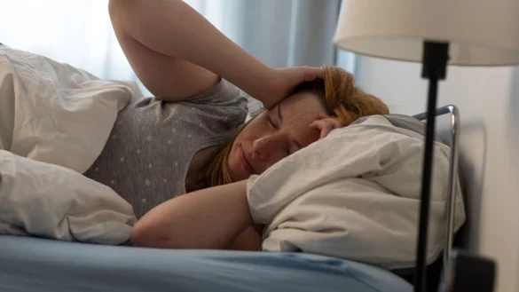 Wer im Schlaf um sich schl&auml;gt, ist m&ouml;glicherweise von einer REM-Schlaf-Verhaltensst&ouml;rung betroffen. - &copy; Christin Klose/dpa-tmn