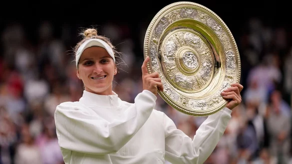 Marketa Vondrousova feiert mit dem Pokal, nachdem sie das Finale des Dameneinzels gewonnen hat. - &copy; Alberto Pezzali/AP/dpa