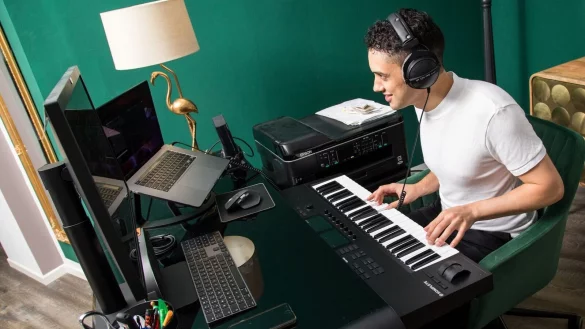 Weiter sorgenfrei in die Tasten greifen: Wer seine Musik daheim mit Garage Band produziert, sollte die Software jetzt aktualisieren. - &copy; Christin Klose/dpa-tmn