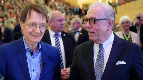 Bundesgesundheitsminister Karl Lauterbach (l) und &Auml;rztekammerpr&auml;sident Klaus Reinhardt beim Deutschen &Auml;rztetag in Essen. - &copy; Henning Kaiser/dpa