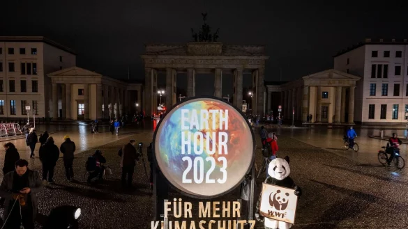 Die Beleuchtung vom Brandenburger Tor ist für die Aktion „Earth Hour“ ausgeschaltet. - © Christophe Gateau/dpa