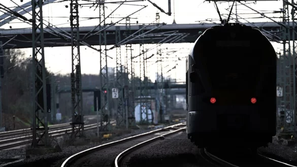 Ein Zug f&auml;hrt aus einem Bahnhof. - &copy; Federico Gambarini/dpa/Archivbild