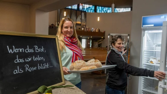 Foodsharing engagiert sich bundesweit bei der Verteilung noch genie&szlig;barer Lebensmittel. Wer etwas zu essen braucht, kann sich am Offenen K&uuml;hlschrank bedienen. Wer Essbares nicht mehr ben&ouml;tigt, kann es dort abgeben. - &copy; Helmut Fricke/dpa/Produktion