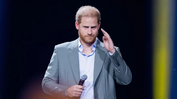 Herzog von Sussex Prinz Harry salutiert bei der Er&ouml;ffnung der 6. Invictus Games. - &copy; Rolf Vennenbernd/dpa