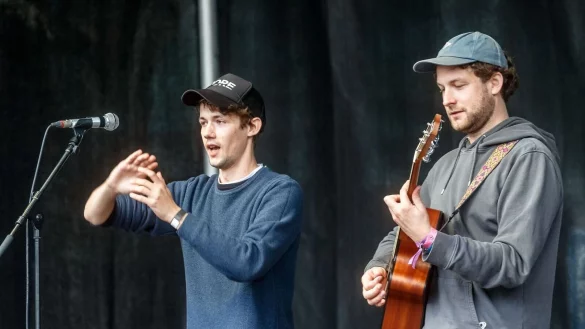 Die Musiker Henning May (l) und Severin Kantereit von AnnenMayKantereit spielen auf der B&uuml;hne der Klimastreikdemonstration von Fridadys For Future (FFF). - &copy; Markus Scholz/dpa/Archivbild