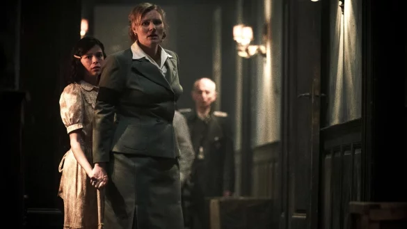 Eine wichtige Rolle bekommt in der 4. Staffel von &laquo;Das Boot&raquo; Hannie Lessing (Rosalie Thomass), die Schwester von U-Boot-Kommandant Klaus Hoffmann (Rick Okon). - &copy; Stanislav Honz&iacute;k/Sky Studios/Bavaria Fiction//dpa