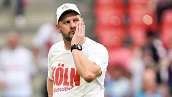 Kölns Trainer Steffen Baumgart nach dem Spiel auf dem Platz. - © Federico Gambarini/dpa