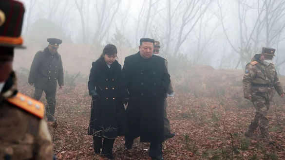 Machthaber Kim Jong Un mit seiner Tochter bei einer Milit&auml;r&uuml;bung an einem nicht genannten Ort. Die Aufnahme wurde von der staatlichen nordkoreanischen Nachrichtenagentur KCNA zur Verf&uuml;gung gestellt. Der Inhalt kann nicht unabh&auml;ngig verifiziert werden. - &copy; Uncredited/KCNA/KNS/dpa