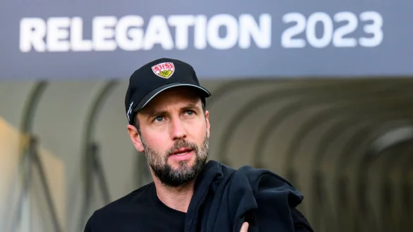 Stuttgarts Trainer Sebastian Hoene&szlig; hat Respekt vor dem Hamburger Anhang. - &copy; Tom Weller/dpa