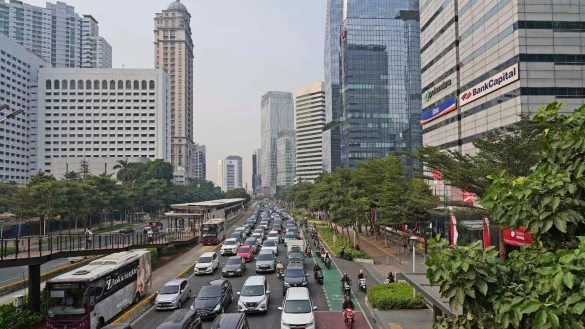 Indonesiens Haupstadt Jakarta. Weil eine indonesische Lifestyle-Influencerin in einem Tiktok-Video Schwein gegessen hat, wurde sie zu einer Gef&auml;ngnisstrafe und einer Geldbu&szlig;e von umgerechnet rund 15.200 Euro verurteilt. - &copy; Tatan Syuflana/AP