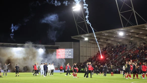 Raketen fliegen auf das Spielfeld. - &copy; J&ouml;rg Halisch/dpa