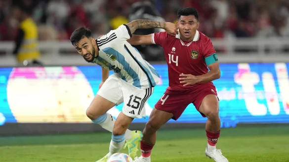 Nicolas Gonzales (l) und Argentinien verbuchen in der Generalprobe vor der WM-Qualifikation ein Erfolgserlebnis. - &copy; Tatan Syuflana/AP/dpa