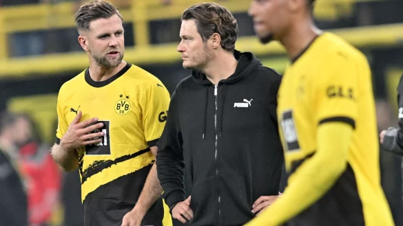 Frustriert: BVB-Coach Edin Terzic (M) und Neuzugang Niclas F&uuml;llkrug. - &copy; Bernd Thissen/dpa