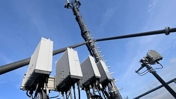 Ein 5G-Mobilfunkmast von Vodafone steht auf einem Hochhaus in Düsseldorf. - © Roberto Pfeil/dpa