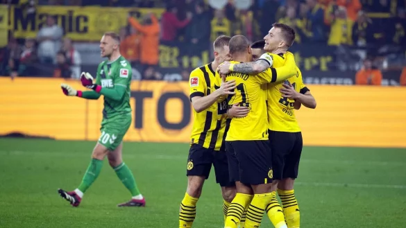 Dortmunds Marco Reus (r) jubelt mit den Teamkollegen &uuml;ber seinen Treffer zum 6:1. Hinten K&ouml;lns Torwart Marvin Schw&auml;be. - &copy; Bernd Thissen/dpa