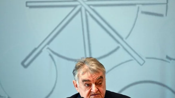 Herbert Reul (CDU), Innenminister von Nordrhein-Westfalen, spricht während einer Pressekonferenz. - © Federico Gambarini/dpa/Archivbild