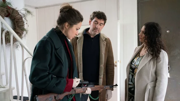 Katharina Tempel (Franziska Hartmann, l-r), Georg K&ouml;nig (Stephan Szasz) und Dela Tahiri (Hanife Sylejmani) in einer Szene des Films &laquo;Was wir verbergen&raquo;. - &copy; Georges Pauly/ZDF/dpa
