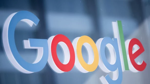 Google will stärker gegen Desiformation im Netz vorgehen. - © Rolf Vennenbernd/dpa