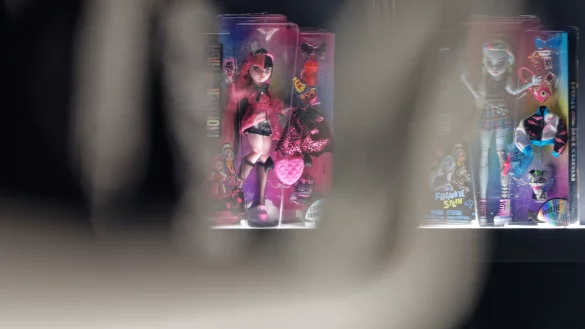 Die Puppen "Draculaura" (l) und "Frankie Stein" (r) aus der "Monster-High-Serie" von Mattel. - &copy; Henning Kaiser/dpa