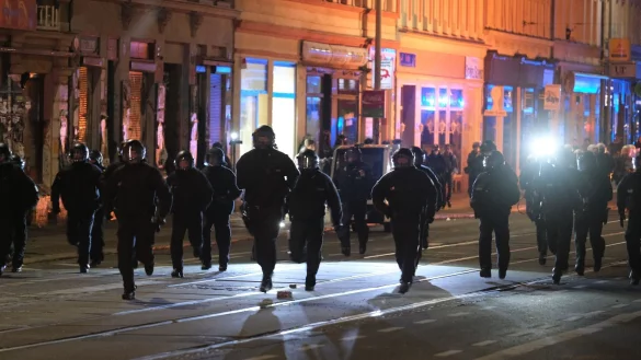 Am linksradikalen &laquo;Tag X&raquo; waren in Leipzig mehr als 3000 Beamtinnen und Beamten im Einsatz. - &copy; Sebastian Willnow/dpa