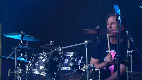 Josh Freese ist der neue Schlagzeuger bei den Foo Fighers - hier zu sehen bei einem Auftritt mit Sting in Hannover. - © Christophe Gateau/dpa