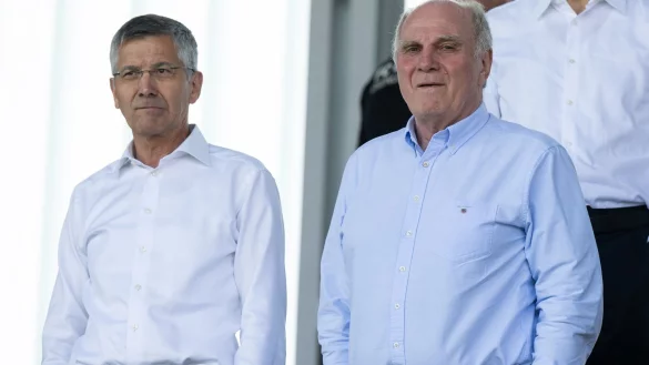 Uli Hoene&szlig; (r) hat sich zur&uuml;ckhaltend zum Rauswurf von Max Eberl bei RB Leipzig ge&auml;u&szlig;ert. - &copy; Sven Hoppe/dpa