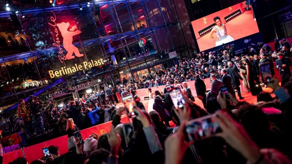 Fans bejubeln zur Er&ouml;ffnung der Berlinale am Roten Teppich die Schauspielerin Kristen Stewart. - &copy; Fabian Sommer/dpa