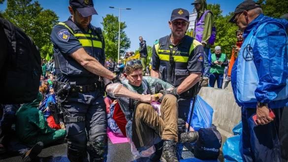Die Polizei tr&auml;gt Aktivisten von Extinction Rebellion weg, die die A12 in Den Haag blockieren. - &copy; Phil Nijhuis/ANP/dpa