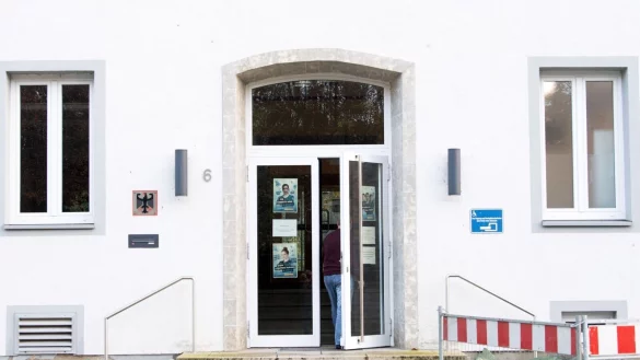 Ein Mann geht durch die T&uuml;r des Zollamtes Emmerich. - &copy; Federico Gambarini/dpa