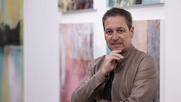 Dieter Nuhr, Kabarettist und K&uuml;nstler, steht vor Werken seiner Ausstellung in der Galerie Geuer & Geuer. - &copy; David Young/dpa