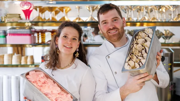 Eismacher Luca de Rocco und seine Frau Francesca setzen auch in diesem Jahr auf vegane Sorten wie Erdbeer-Sorbet und Marzipan-Eis. - &copy; Daniel Karmann/dpa