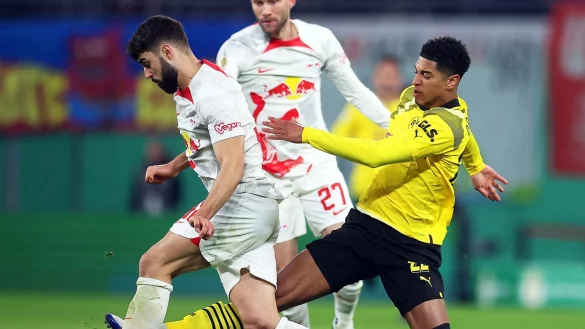 Dortmunds Jude Bellingham (r) und Leipzigs Josko Gvardiol k&auml;mpfen um den Ball. - &copy; Jan Woitas/dpa