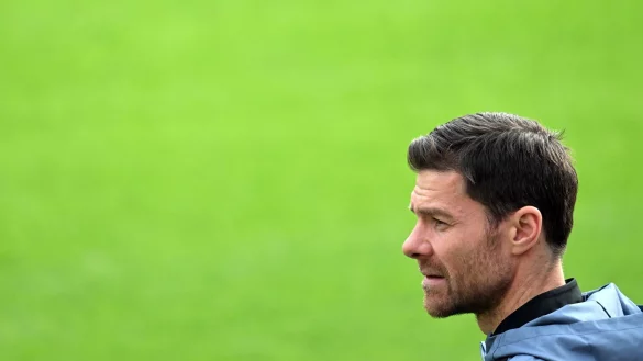 Leverkusens Trainer Xabi Alonso leitet das Abschlusstraining vor dem Spiel gegen AS Monaco. - &copy; Federico Gambarini/dpa/Archivbild