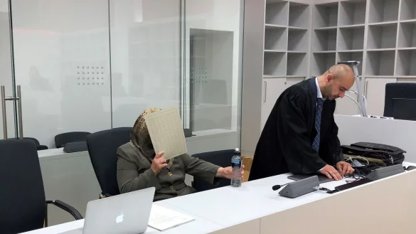 Die 69-j&auml;hrige Angeklagte aus Ibbenb&uuml;ren sitzt neben ihrem Anwalt im Gerichtssaal. Zu Beginn des Prozesses legte die Frau ein Gest&auml;ndnis ab. - &copy; Frank Christiansen/dpa