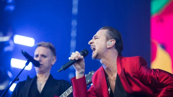 S&auml;nger Dave Gahan (r) von der britischen Band Depeche Mode 2017 in Leipzig. - &copy; Alexander Prautzsch/dpa