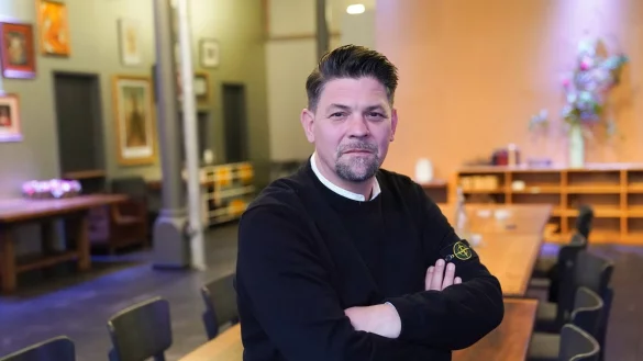 TV-Koch Tim M&auml;lzer im Studio des Restaurants &laquo;Bullerei&raquo;. - &copy; Marcus Brandt/dpa