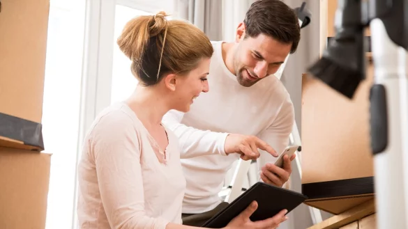 Die meisten Telefon- und Internetverträge können bei einem Umzug mitgenommen werden. - © Christin Klose/dpa-tmn