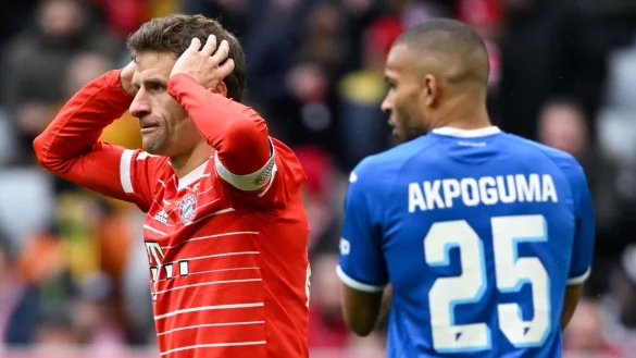 Thomas M&uuml;ller (l) und die Bayern kamen nicht &uuml;ber ein Remis gegen Hoffenheim hinaus. - &copy; Sven Hoppe/dpa