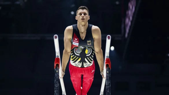 Lukas Dauser aus Deutschland turnt am Barren. - &copy; Marijan Murat/dpa