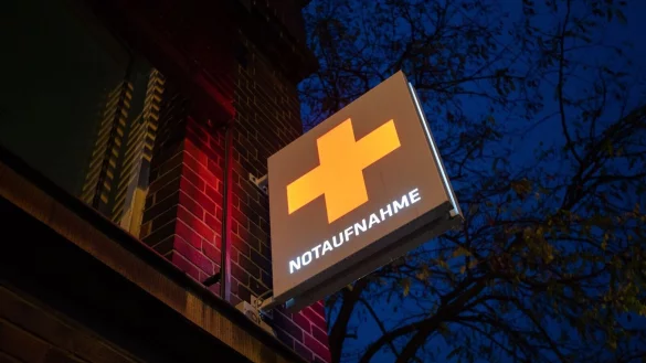 Ein Schild mit der Aufschrift "Notaufnahme" h&auml;ngt an einem Krankenhaus. - &copy; Julian Stratenschulte/dpa/Symbolbild