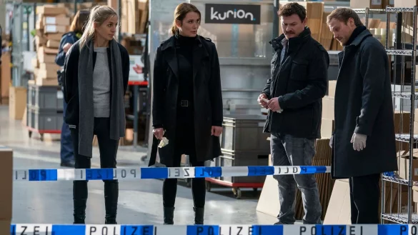 &laquo;Das Quartett&raquo; am Tatort: In einem hochmodernen Logistikzentrum eines Onlineh&auml;ndlers wurde ein syrischer Paketbote ermordet. Pia Walther (l-r, Annika Blendl), Maike Riem (Anja Kling), Christoph Hofherr (Shenja Lacher) und Linus Roth (Anton Spieker) ermitteln. - &copy; Oliver Feist/ZDF/dpa