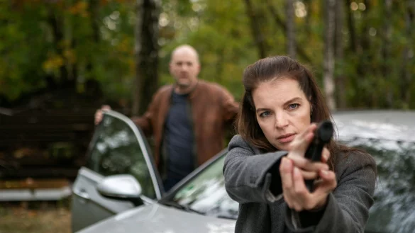 Viola (Yvonne Catterfeld) und Butsch (G&ouml;tz Schubert) schnappen den T&auml;ter - eine Szene aus &laquo;Wolfsland - Kein Entkommen&raquo;. - &copy; Felix Matthies/Molina Film/MDR/dpa