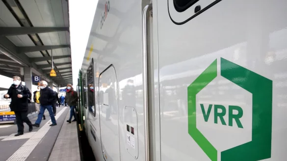 Aus einem Nahverkehrszug mit dem Logo des Verkehrsverbundes Rhein-Ruhr (VRR) steigen Fahrg&auml;ste aus. - &copy; Roland Weihrauch/dpa/Symbolbild