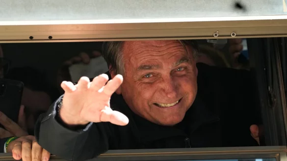 Jair Bolsonaro winkt seinen Anh&auml;ngern vor der Zentrale der Liberalen Partei zu. - &copy; Eraldo Peres/AP