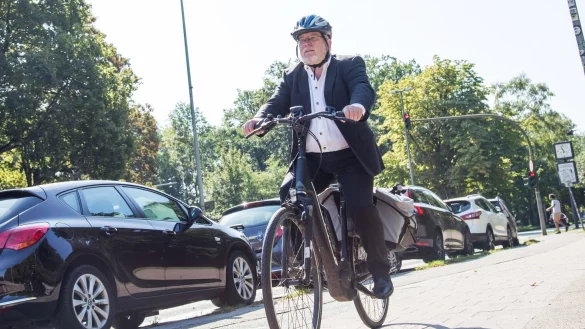 Vorteil einer E-Bike-Tour: Fahrer &uuml;berfordern ihren K&ouml;rper und ihre Gelenke nicht - und k&ouml;nnen trotzdem Ausdauer und Muskeln trainieren. - &copy; Christin Klose/dpa-tmn