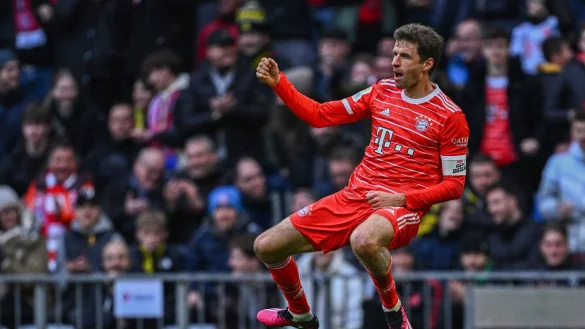 Bayerns Thomas Müller jubelt nach seinem Tor zum 3:0. - © Tom Weller/dpa