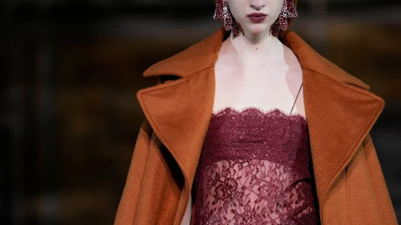 Ein Model pr&auml;sentiert eine Kreation von Prabal Gurung im Rahmen der New York Fashion Week. Aktuell sind wieder &uuml;berwiegend sehr d&uuml;nne Models auf den Laufstegen zu sehen. - &copy; Mary Altaffer/AP/dpa