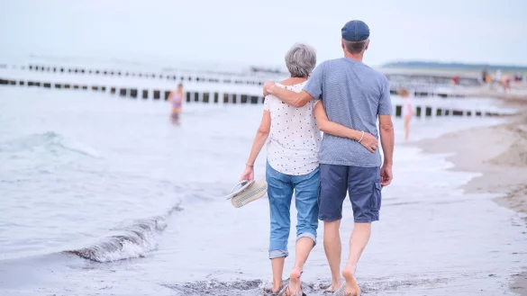 Wer sich frühzeitig mit der Rente befasst, kann es im Ruhestand womöglich etwas gemütlicher angehen. - © Annette Riedl/dpa/dpa-tmn